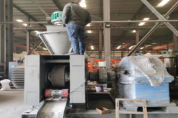 安陽(yáng)客戶帶料親自到正一機(jī)械試機(jī)選購(gòu)設(shè)備